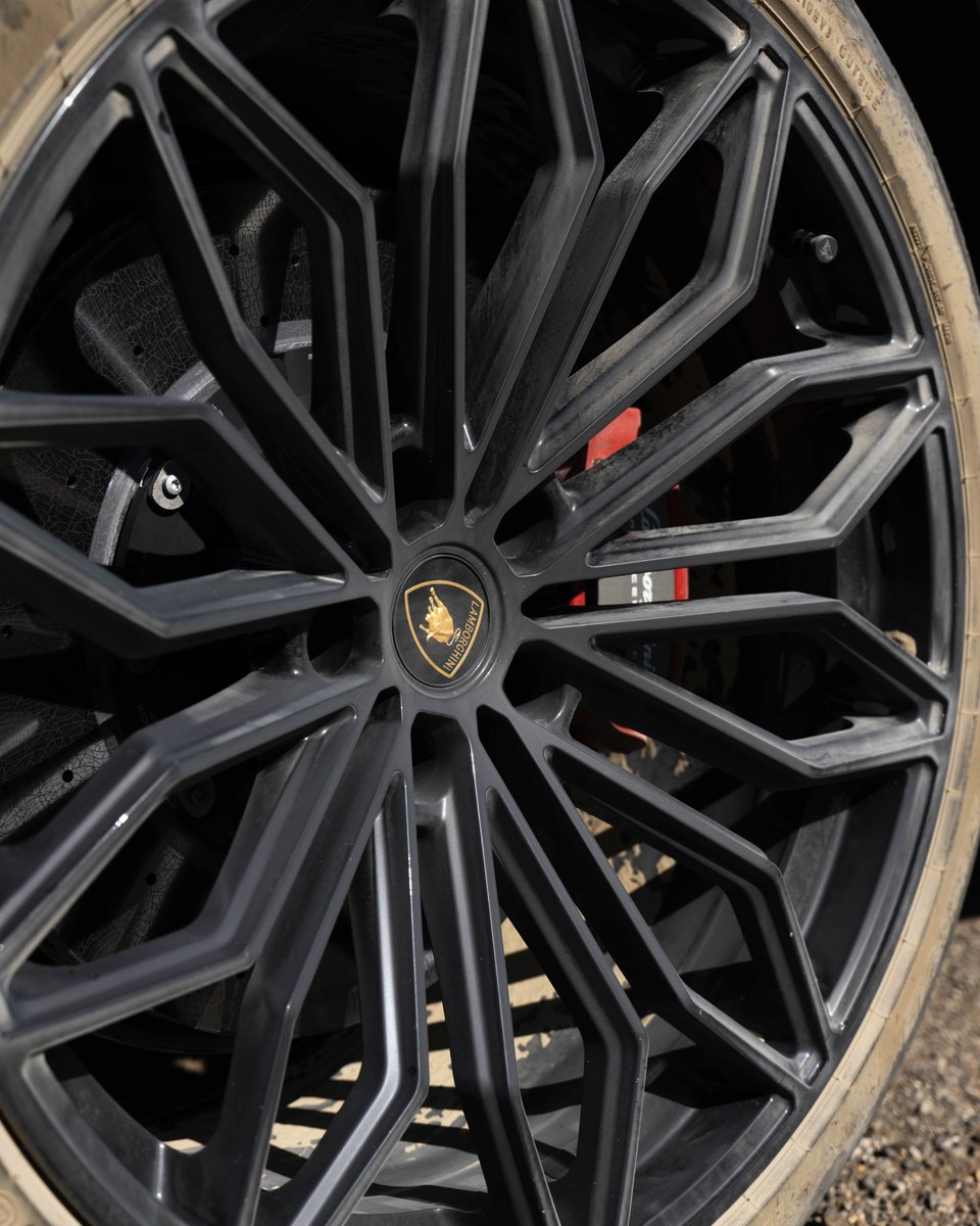 A dirty car isn't always a bad thing 🥽 🏁

Explore new roads in the Urus SE..