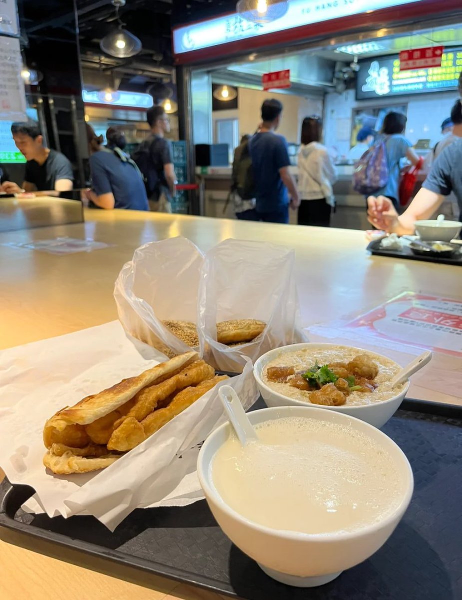 「朝からこんな贅沢な朝食なんて最高！🥢✨  
温かい豆乳、香ばしいゴマ餅、サクサクの油条…もう止まらない美味しさ😍  
今日も一日がんばれそう！💪🌞」