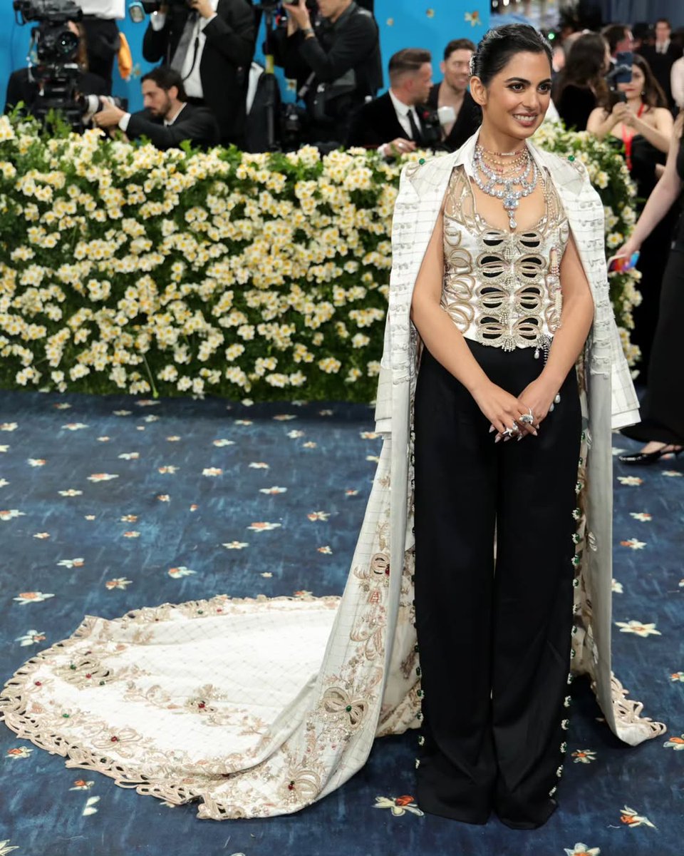 masalauae's tweet photo. #MasalaFitCheck: Isha Ambani, Natasha Poonawalla and Manish Malhotra bring Indian glamour to the Met Gala 2025 red carpet. Dressed in couture and confidence, the trio makes a striking statement on fashion’s biggest night. 🖤
#IshaAmbani #NatashaPoonawalla #ManishMalhotra #MetGala #MetGala2025