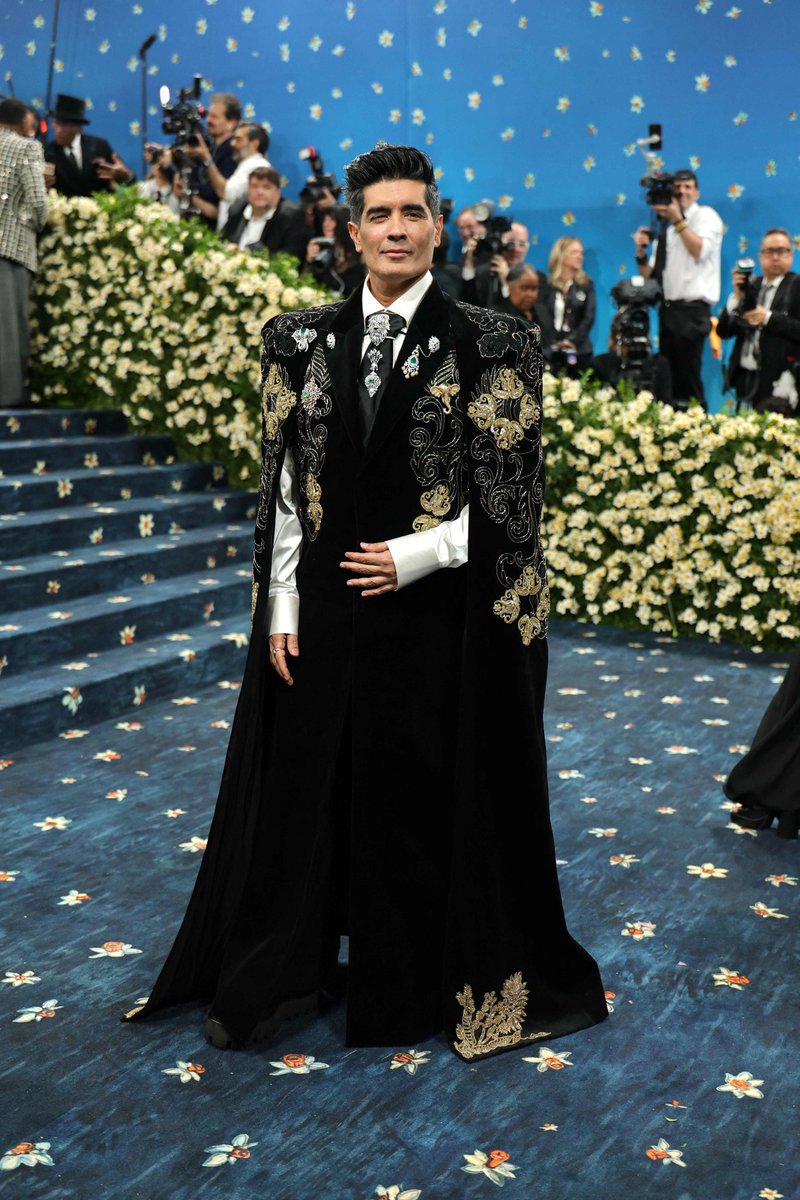 masalauae's tweet photo. #MasalaFitCheck: Isha Ambani, Natasha Poonawalla and Manish Malhotra bring Indian glamour to the Met Gala 2025 red carpet. Dressed in couture and confidence, the trio makes a striking statement on fashion’s biggest night. 🖤
#IshaAmbani #NatashaPoonawalla #ManishMalhotra #MetGala #MetGala2025