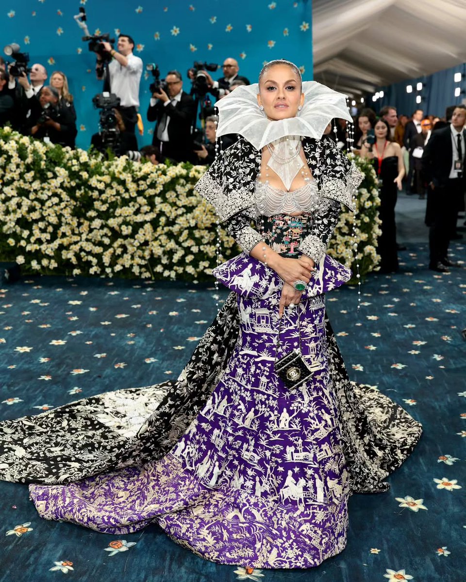 masalauae's tweet photo. #MasalaFitCheck: Isha Ambani, Natasha Poonawalla and Manish Malhotra bring Indian glamour to the Met Gala 2025 red carpet. Dressed in couture and confidence, the trio makes a striking statement on fashion’s biggest night. 🖤
#IshaAmbani #NatashaPoonawalla #ManishMalhotra #MetGala #MetGala2025
