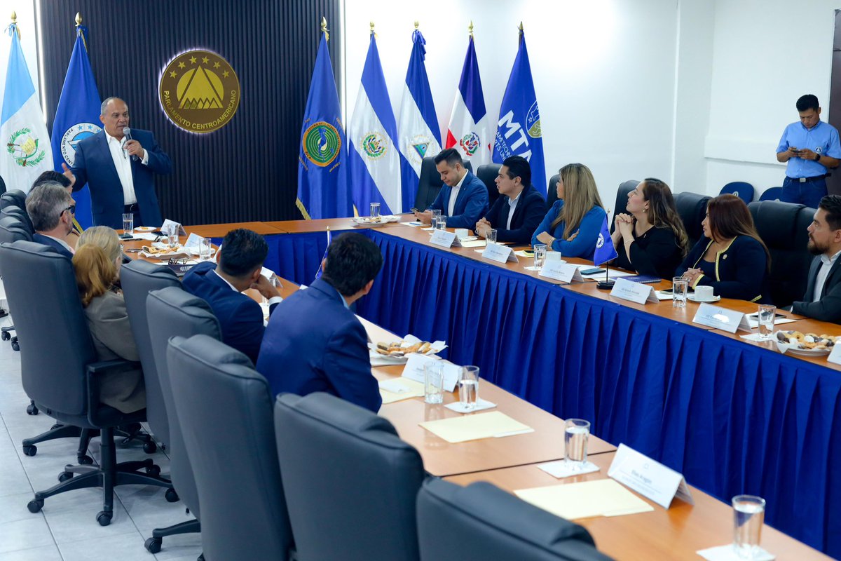 DanielmarquezSV's tweet photo. Este día en el @PARLACEN  sostuvimos reunión con funcionarios de la MTB Miami Technology &amp; Art University en conjunto con alcaldes de nuestros país, abordando un programa de becas para nuestros municipios 🇸🇻 https://t.co/TXeHBxyKjU