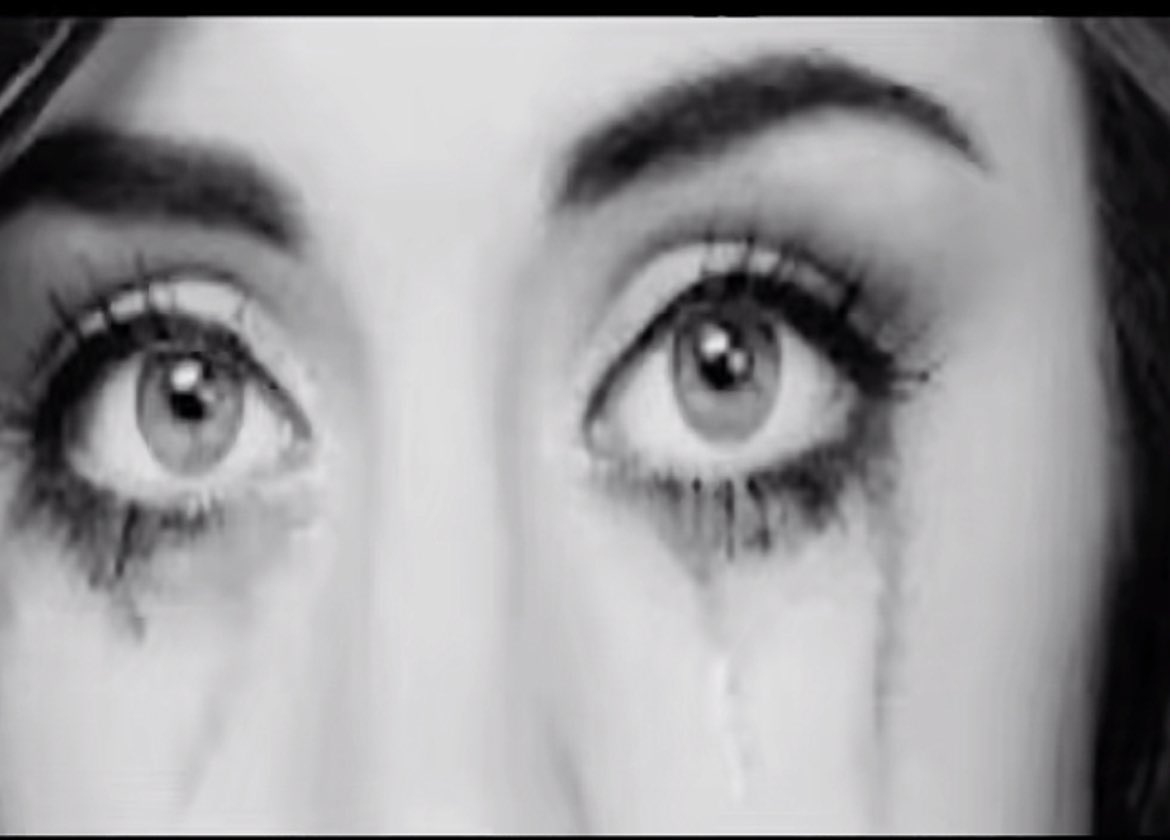 #بوح_اخر_الليل

بياض خده من بياض السمعة
مثله على عرش الجمال مطول

لو ما يقص الكحل جرة دمعة 
وشلون ندري بأن دمعه حول