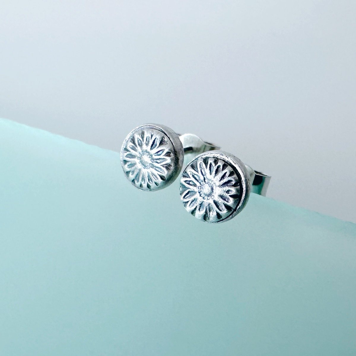 MaisyPlum2's tweet photo. Daisy Stud Earrings https://t.co/eWSkQSU8HN #inbizhour ##UKGiftHour ##UKCraftersHour #Firsttmaster #giftideas #HandmadeHour #shopsmall #SilverStuds https://t.co/rXAbWaB6sT