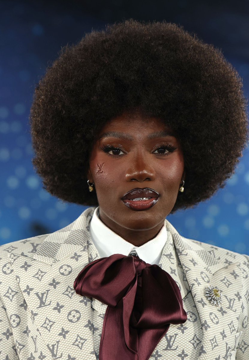 lesbocine's tweet image. Surreal. #MetGala