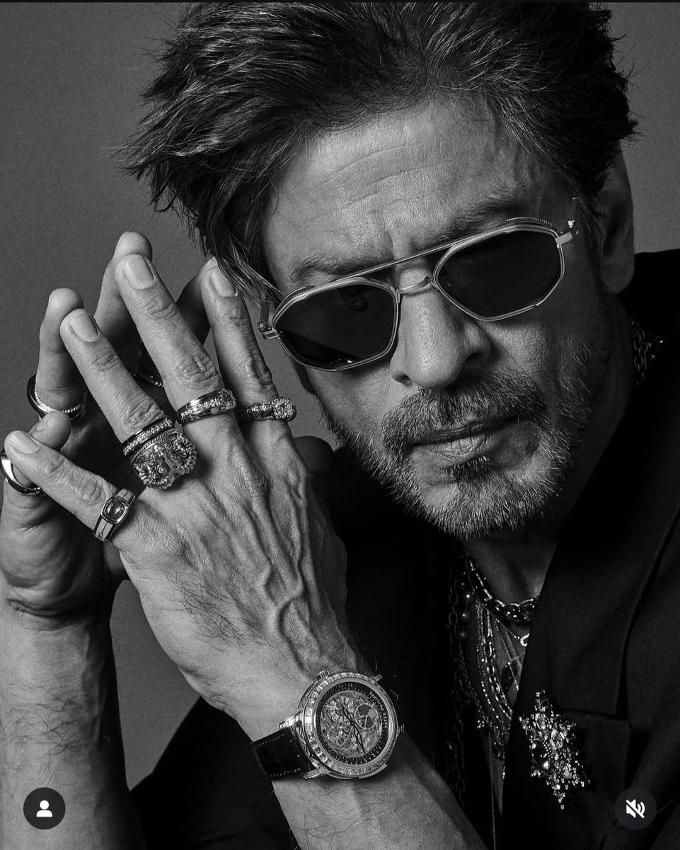 SRKUniverse_CH's tweet photo. What a man ✨️... what a sight ✨️ ... our esteemed @iamsrk #KingKhan with the Bengal tiger 🐯 (see stick knob) by @sabyasachiofficial at the MET GALA 2025 in NY🌟 A king who lives up to his name 👑

#KingKhan #MetGala2025 #KingKhanAtTheMet https://t.co/Tg5XFCyhc8