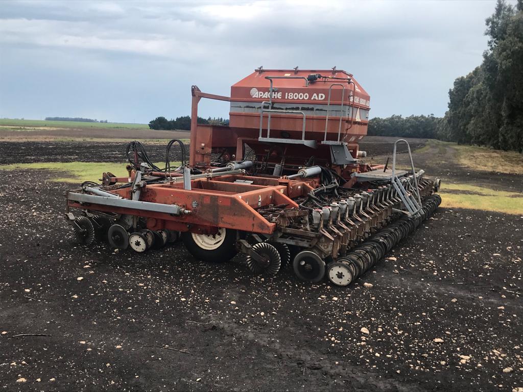 Ofrecemos en venta sembradora Apache 18000 de 43 a 17,5, año 07, de productor. La pintura está arratonada (de fabrica 🤪🤣), muy bien de mecánica, con monitor. Si la mano es buena, hay un año de pedal. Se revisa en Glez Chávez, PBA. Mas info x DM. Agradezco los RT.