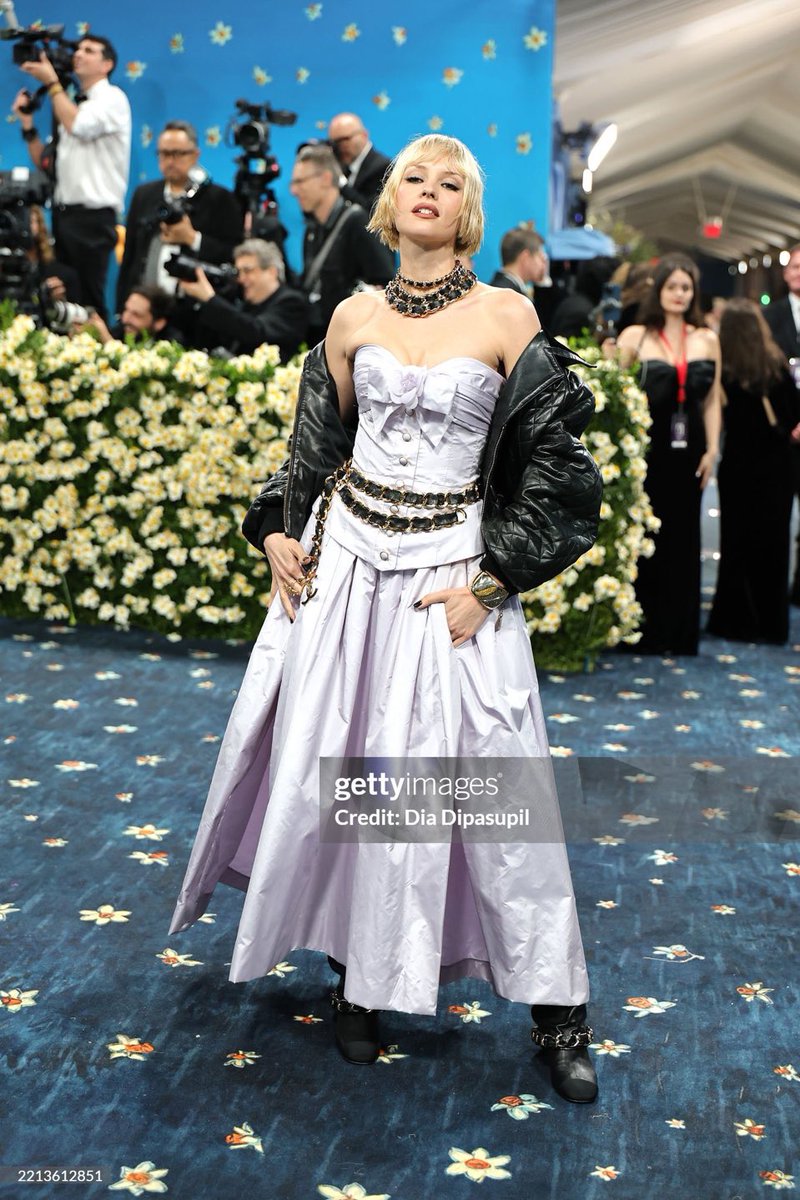 𝗔𝗡𝗚𝗘̀𝗟𝗘 est ce soir au #MetGala2025