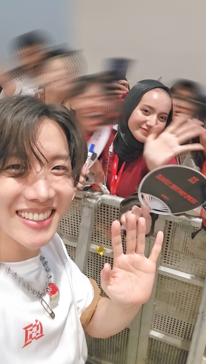 nadythv's tweet photo. masih gak nyangka kl HP ak bakalan di notice jhope😭😭😭🥹🥹 HUAAAA THANK YOU AND SEE YOU HOBIII🐿️💜💜💜🥹🥹🥹💜💜💜💜💜

#HOPE_ON_THE_STAGE_TOUR 
#HOPE_ON_THE_STAGE_TOUR_Jakarta https://t.co/9D97eGx5lD