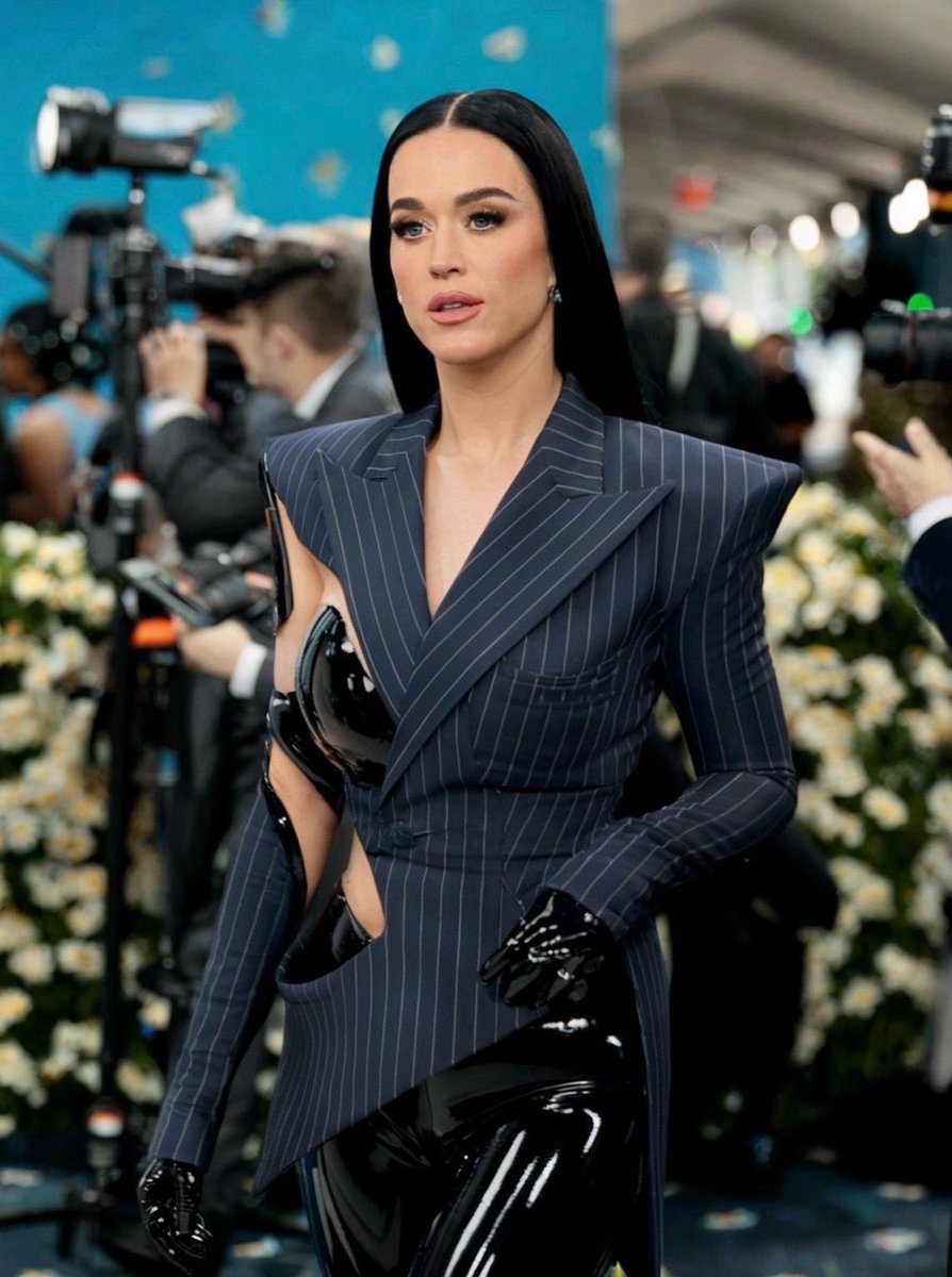 dancewithkaty's tweet photo. MISS KATY PERRY OMGGGG #MetGala https://t.co/5Olb6I2GmW