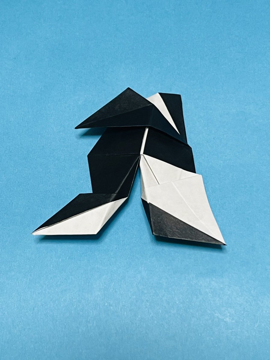 petitartgolgo13's tweet photo. #折り紙  #ニシキゴイ #origami #nishikigoi #Japanese_carp #過去作を見直す

「過去作を見直す」第２弾。

5月5日は過ぎてしまいましたが、「ニシキゴイ」にアタッチメントを作成して、「ニシキゴイ（三色）」にしてみました。

4分の1の黒の紙を使って、鶴の基本形をいじりました。
赤の面積が減ってしまって、寂しくなるので、一部本体の模様を変更しました（3枚目）。
いろんな模様にアレンジできそうです。

「ニシキゴイ」の折り図は、
「Origami Aquarium 水生生物の折り紙」に掲載されています。
https://t.co/gdYXNUpV8Y