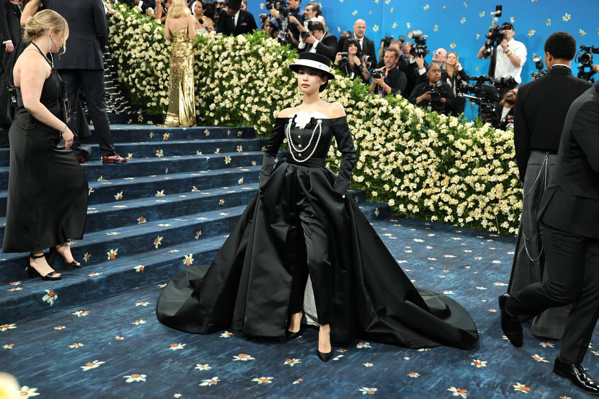 .#JENNIE en la #MetGala