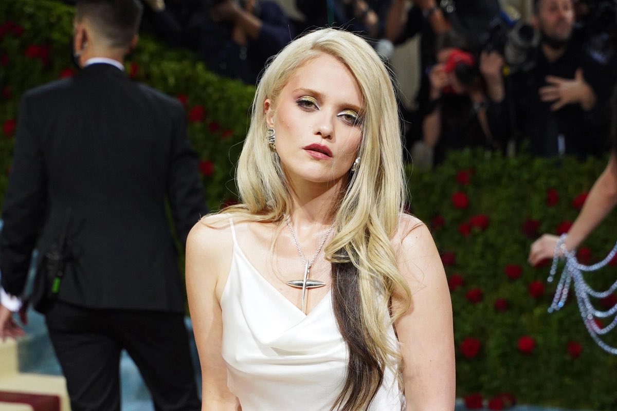 sky ferreira at met gala (2022)