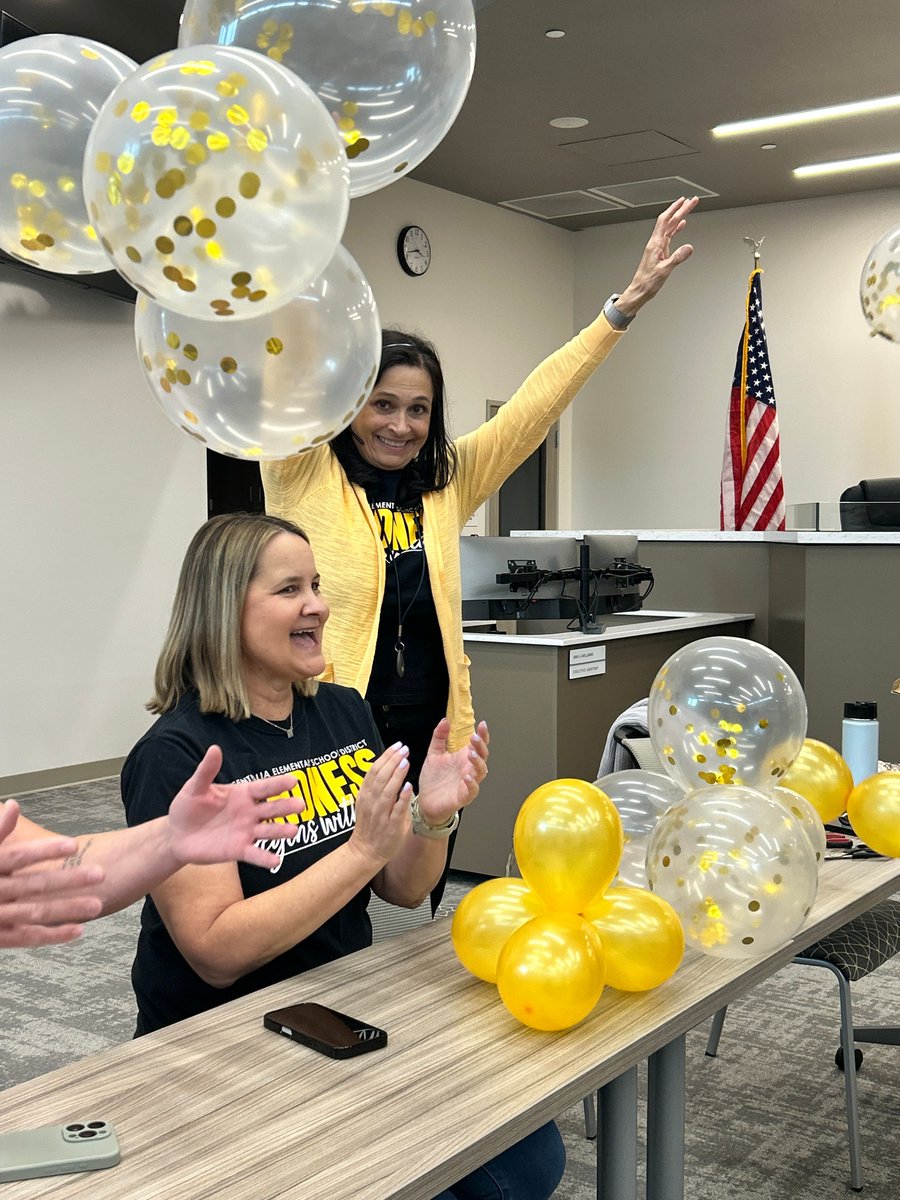CentraliaESD's tweet photo. Happy Kindness Monday. Our staff is spreading kindness today while prepping for some special event happening at our offices this week. #CESDproud #EmployeeAppreciationWeek https://t.co/KouYJ3qvIu