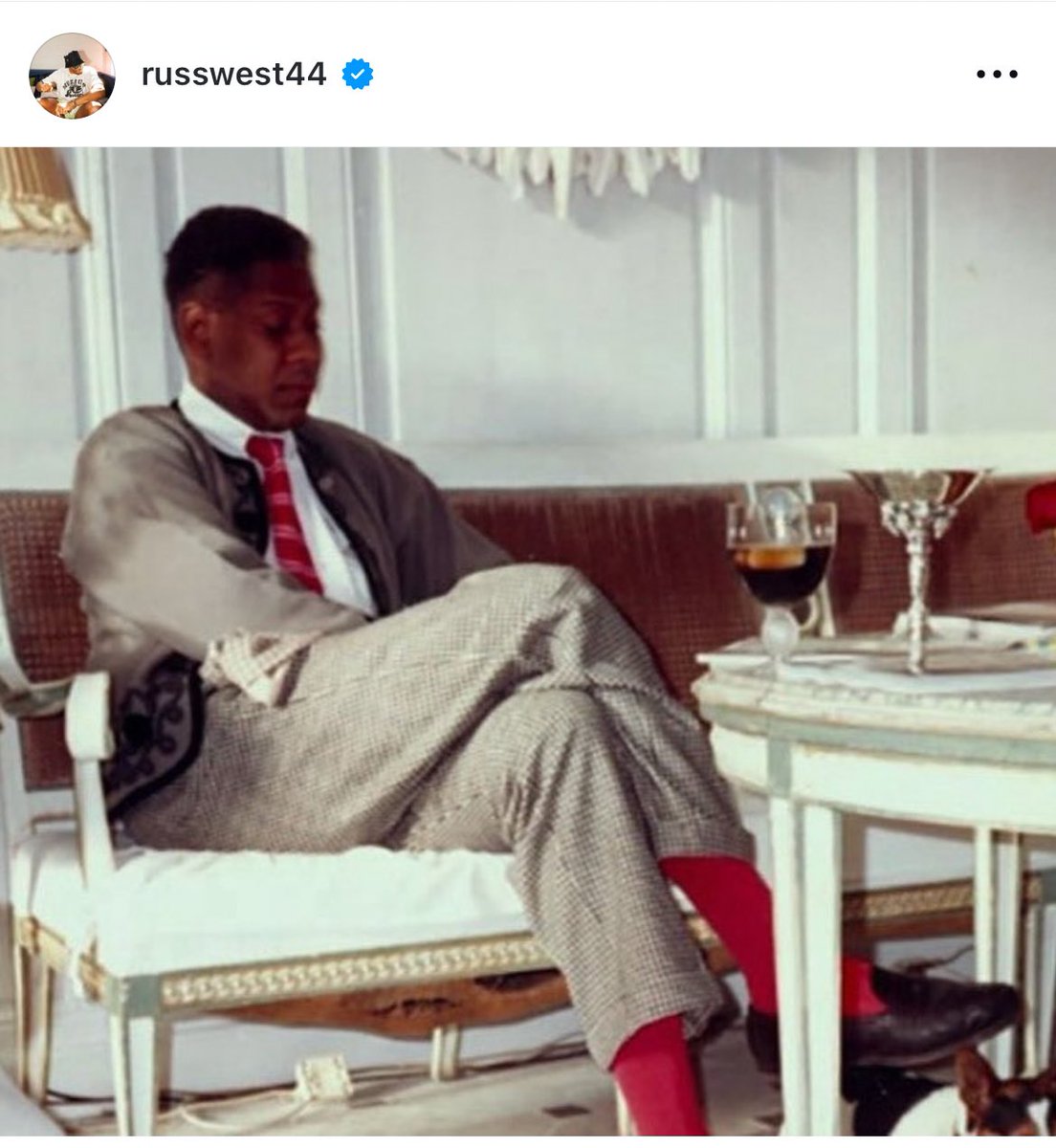 DeMiciaValon's tweet image. Love this. While Russell Westbrook can’t attend the Met Gala, he pulled up to the NBA playoffs honoring André Leon Talley by wearing his jacket 🔥