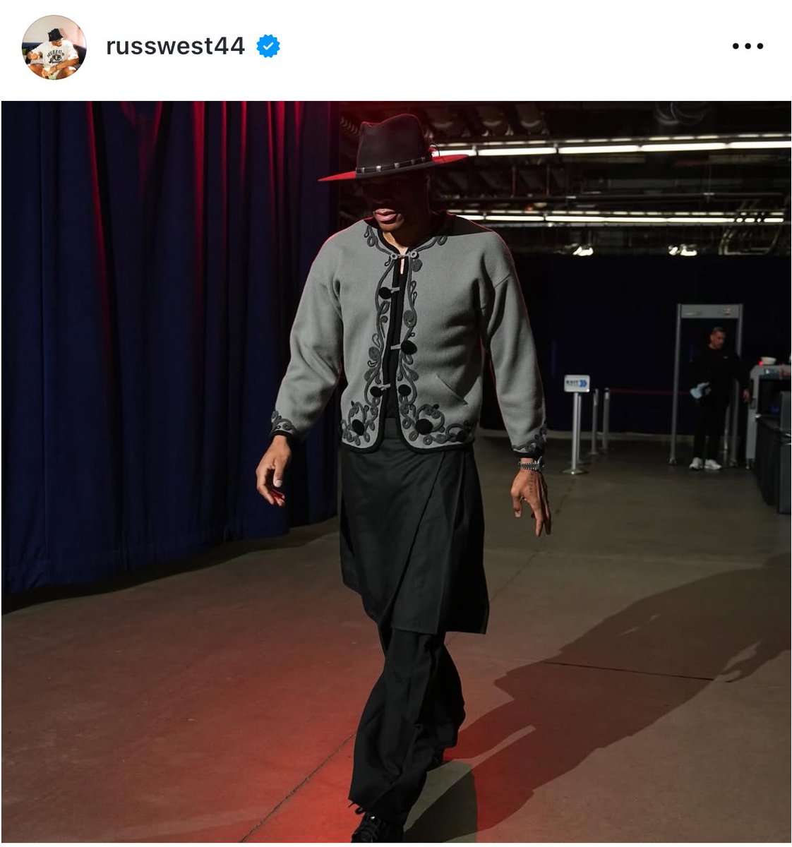 DeMiciaValon's tweet image. Love this. While Russell Westbrook can’t attend the Met Gala, he pulled up to the NBA playoffs honoring André Leon Talley by wearing his jacket 🔥