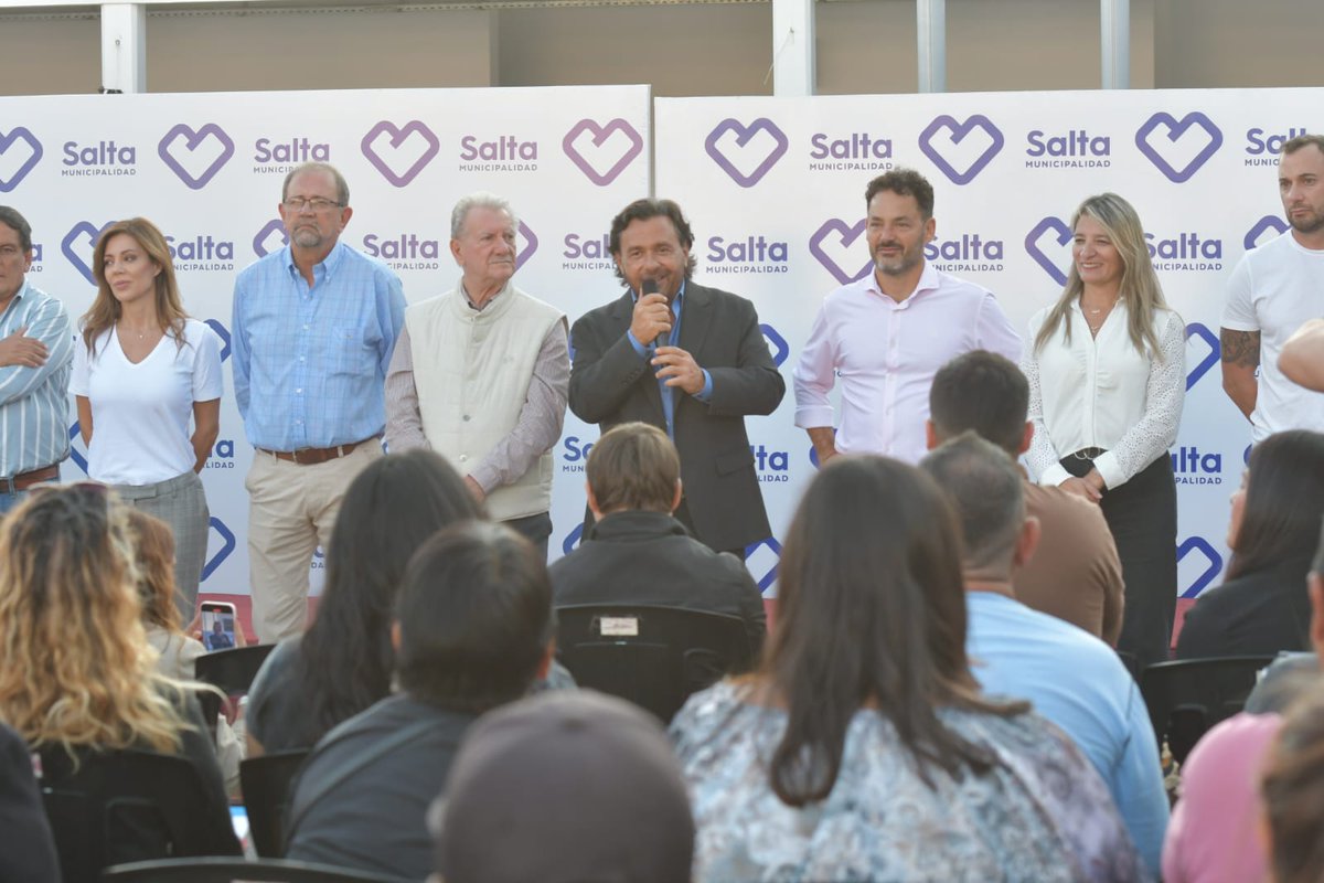 Ministro Camacho (@minscamacho) on Twitter photo El proceso de regularización dominial está activo en #Salta para formalizar la situación de quienes esperan el título de propiedad de los terrenos en los que construyeron sus hogares. Acompañé a <a href="/GustavoSaenzOK/">Gustavo Sáenz</a> en la entrega de 270 escrituras a vecinos de la ciudad de #Salta. El proceso de regularización dominial está activo en #Salta para formalizar la situación de quienes esperan el título de propiedad de los terrenos en los que construyeron sus hogares. Acompañé a <a href="/GustavoSaenzOK/">Gustavo Sáenz</a> en la entrega de 270 escrituras a vecinos de la ciudad de #Salta.