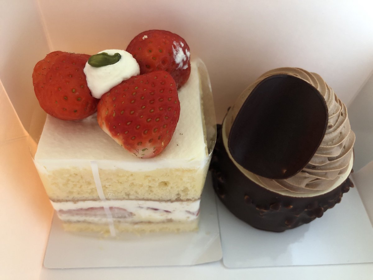 SSignifie4's tweet photo. 広島駅ミナモアのCOCONCA(藤い屋)のいちごのショートケーキ。
生地とクリームがこれまでで一番甘さ控えめでスッキリしていて、いちごの味が8割なのでは、という構成なので、引きの料理である和菓子の発想に思えます。
味が薄いと感じるか、いちごを堪能できると感じるかで評価が別れます。美味でした。 https://t.co/nnQpISmaah