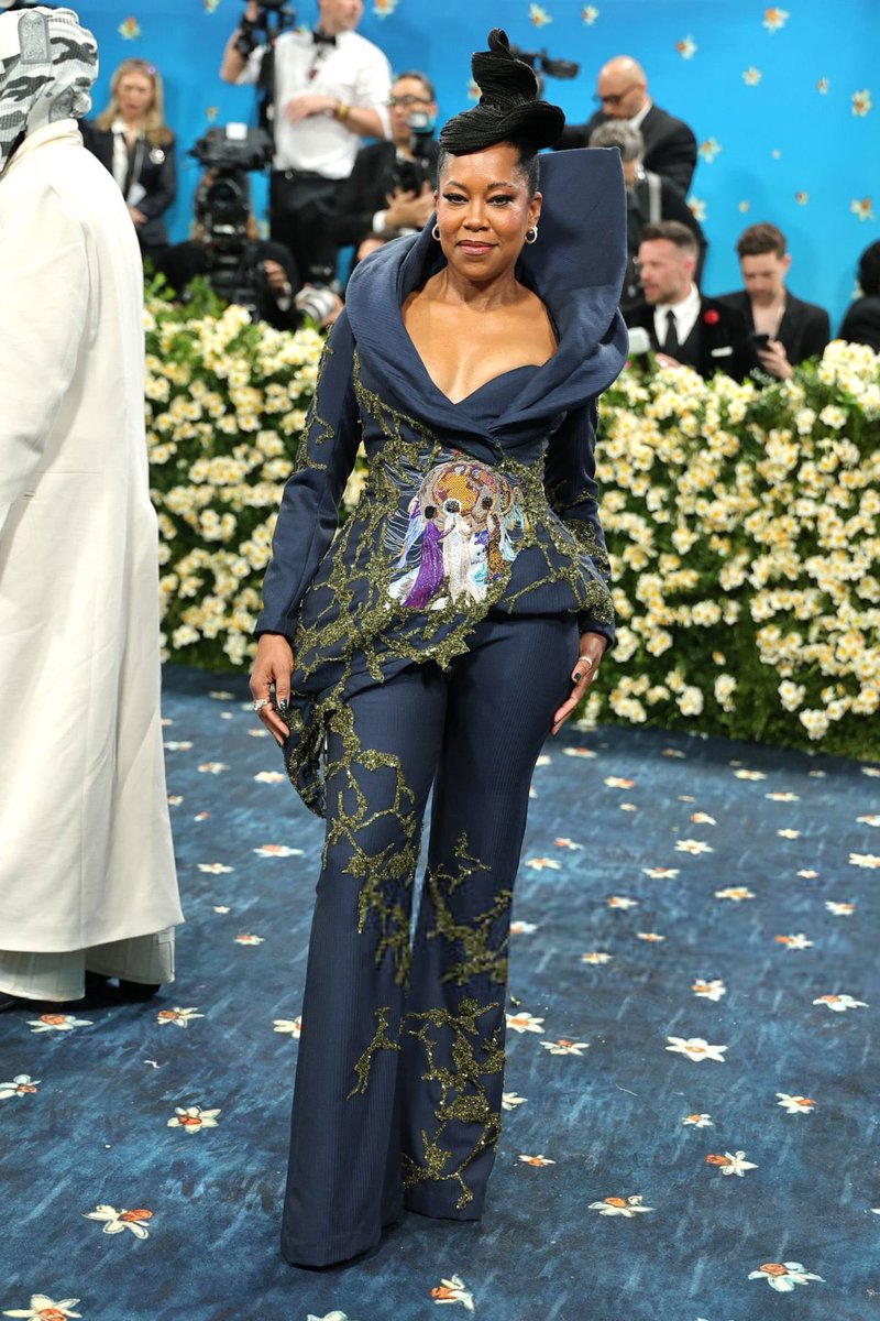 italybutoncrack's tweet image. Oh, the embroidery detail on this is incredible.