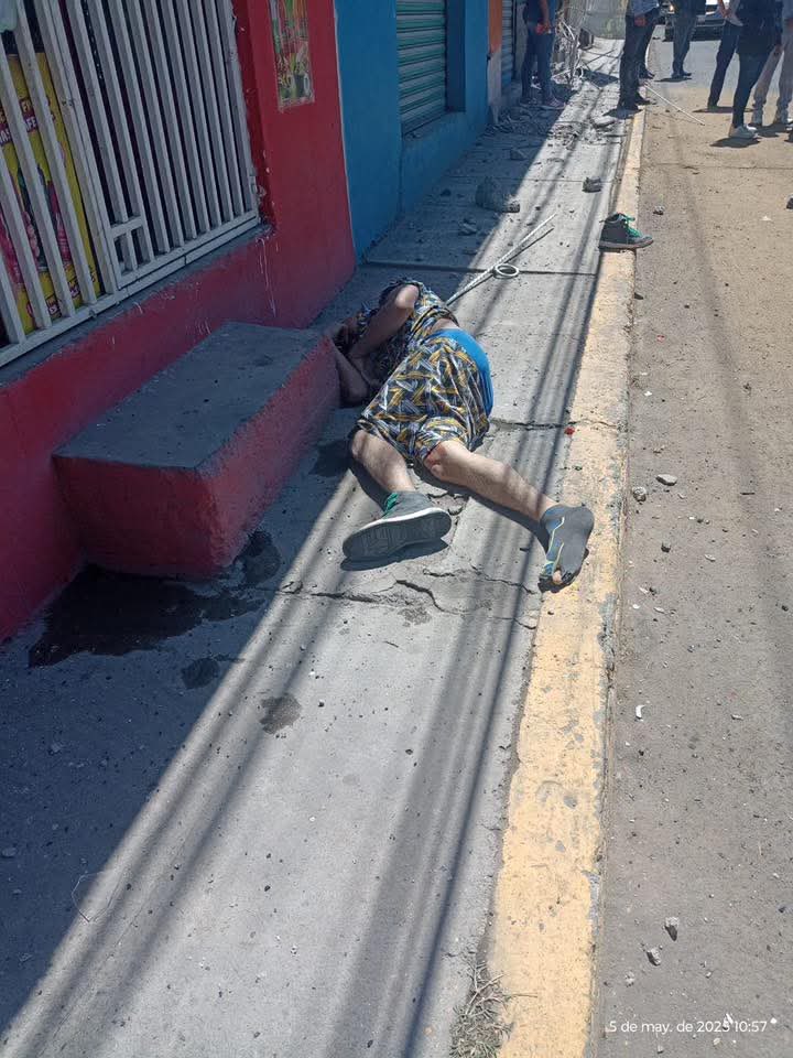 AbejorroMedia's tweet photo. 🚨🚨🚨IMÁGENES SENSIBLES
#5DeMayo Fuerte #accidente de una #pipa de #gas se registró en la Av. Camino al Cerrito en Los #ReyesLaPaz, #EdoMex .
Los primeros reportes indican que la unidad de carga se quedó sin frenos #atropellando a dos personas y posteriormente contra tres vehículos dónde detuvo su marcha.
Al lugar llegaron unidades de #emergencia para atender a los #lesionados, quienes fueron trasladados al #hospital en estado delicado. El conductor logró darse a la fuga tras el percance. Elementos de la #policía de la demarcación acordonaron la #zona.
Info: @kaosanwar