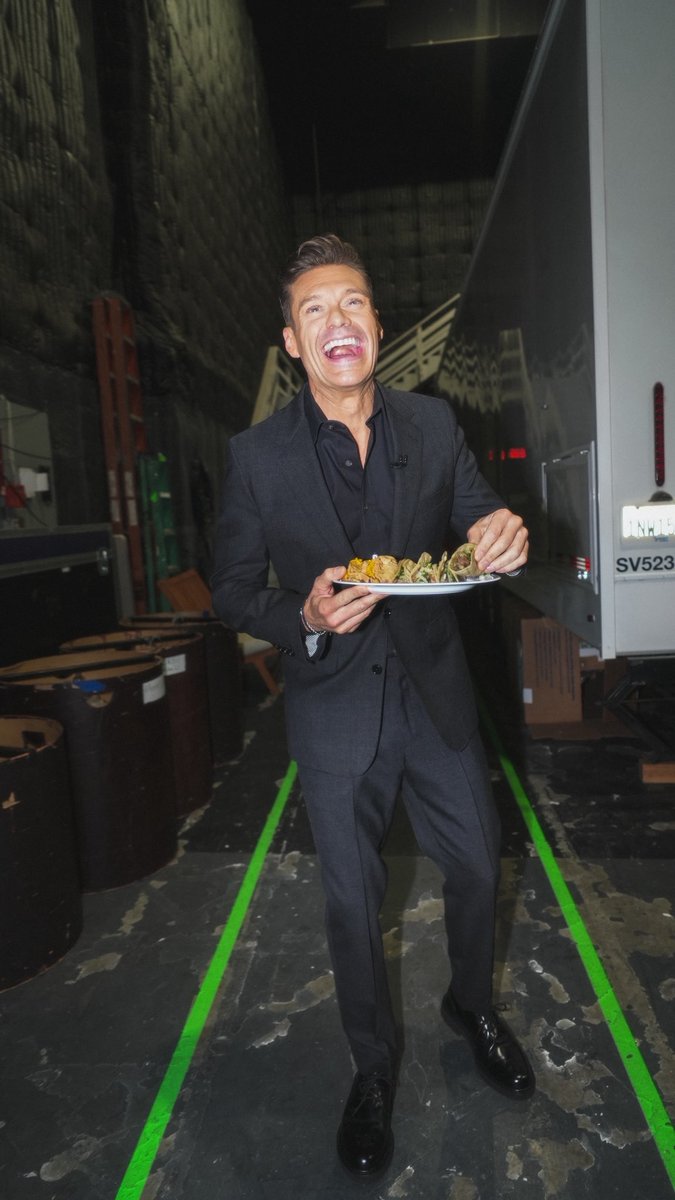 RyanSeacrest's tweet image. Fueling up on tacos so I have enough energy to say “This is #AmericanIdol” with the proper level of drama. We’re LIVE, tune in & happy #CincoDeMayo! 🌮