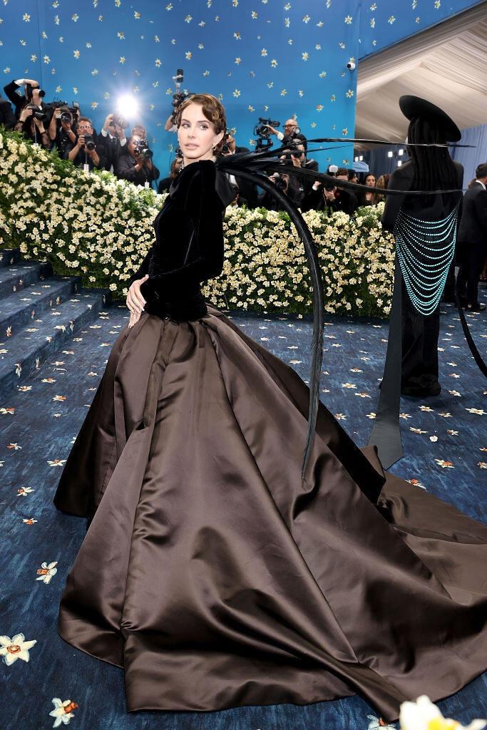 Miss Lana Del Rey en la alfombra azul de la MET Gala 2025.✨

Del Rey está usando un vestido realizado por <a href="/MaisonValentino/">Valentino</a>