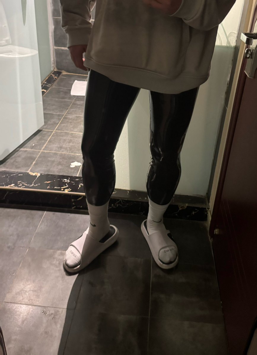 黑色的身躯之下流出了白色的未知液体