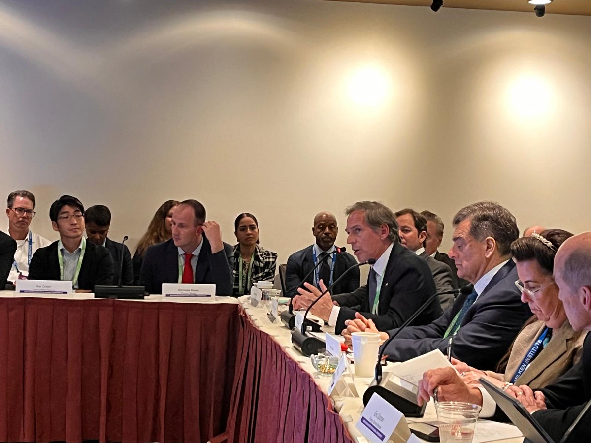 ARGinUSA's tweet image. At the Milken Institute Global Conference in Los Angeles, Ambassador Oxenford showcased Argentina’s mining potential and outlined the benefits of the Large Investment Incentive Regime (RIGI) to attract long-term, high-impact investment.

@MilkenInstitute
#MIglobal
#RIGI

🇦🇷 ⛏️