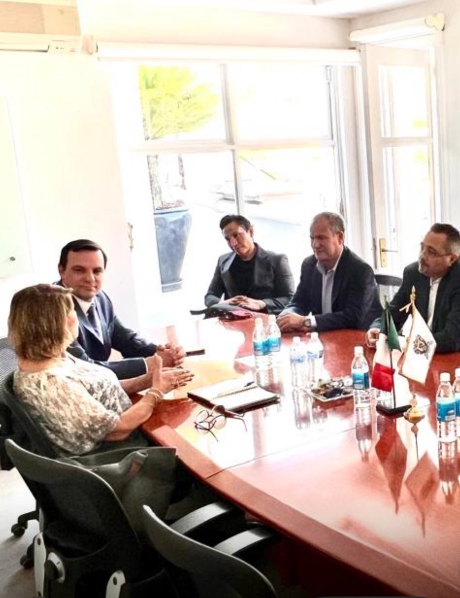 Jorge Jiménez Lona (@jorgelona1) on Twitter photo Agradezco a <a href="/IrmaLeticiaGlez/">IRMA LETICIA</a>, Directora del Centro <a href="/SICT_Guanajuato/">Centro SICT Guanajuato</a>, y Rodrigo Flores, Director de Relaciones de <a href="/WalmartMexico/">walmartmexico</a> por la reunión de trabajo.
Conversamos sobre los próximos proyectos de la empresa que traerán consigo empleos y progreso para nuestro estado. Agradezco a <a href="/IrmaLeticiaGlez/">IRMA LETICIA</a>, Directora del Centro <a href="/SICT_Guanajuato/">Centro SICT Guanajuato</a>, y Rodrigo Flores, Director de Relaciones de <a href="/WalmartMexico/">walmartmexico</a> por la reunión de trabajo.
Conversamos sobre los próximos proyectos de la empresa que traerán consigo empleos y progreso para nuestro estado.