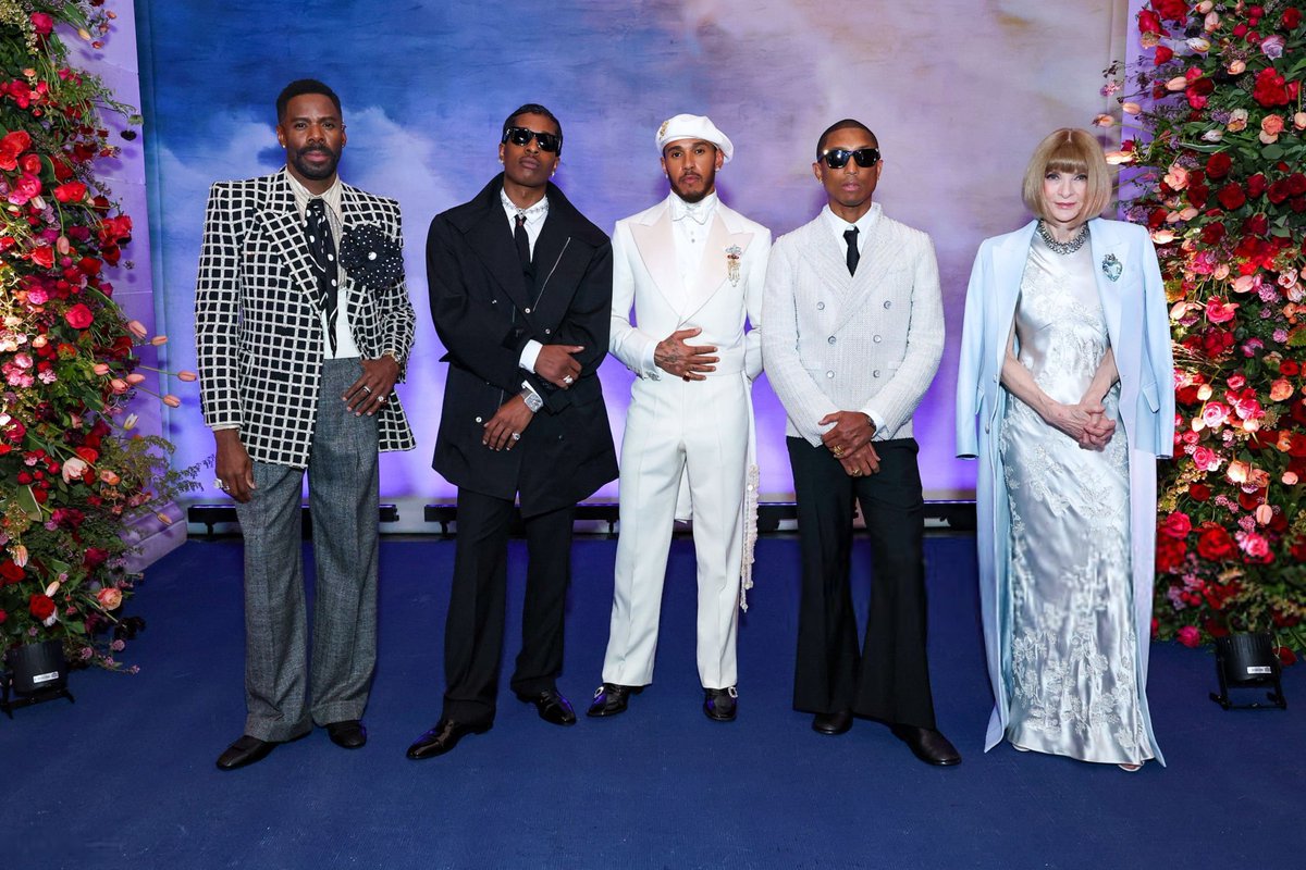 Copresidentes do Met Gala de 2025: 

ASAP Rocky, Lewis Hamilton, Pharrell Williams, Colman Domingo.

Todos do lado da presidente Anna Wintour.

Essa é A FOTO.