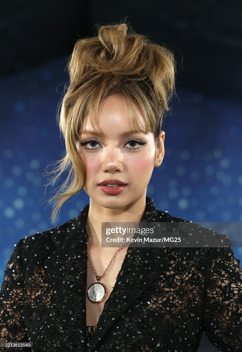 เห็นเมกอัพใกล้ๆแล้วจึ้งมากกกก ใครเสกให้ลุคนี้ ชีแมงร๋อ ช่วงนี้ฝีมือท็อปฟอร์มมากนะ

LISA MET GALA DEBUT
#LISAxMetGala2025
#MetGala #MetGala2025
<a href="/wearelloud/">LLOUD</a> <a href="/LouisVuitton/">Louis Vuitton</a>