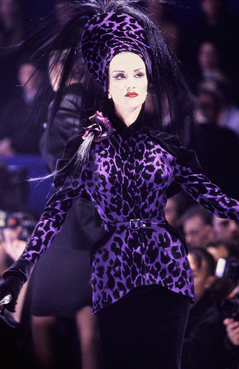 MayaAtTheMet's tweet photo. Doja Cat’s #MetGala2025 Marc Jacobs’ fit is inspired by the 80s but also looks like it also easily references Mugler’s F/W 1995 couture collection!!!! https://t.co/fhKLpOmcr1