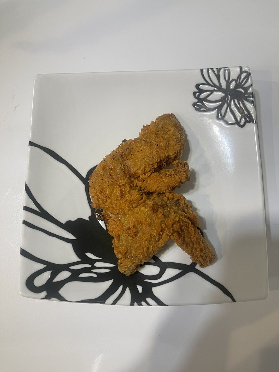mia_vlwabc's tweet photo. 考える人みたいなフライドチキンがいた🍗 https://t.co/8I7oigzoiW