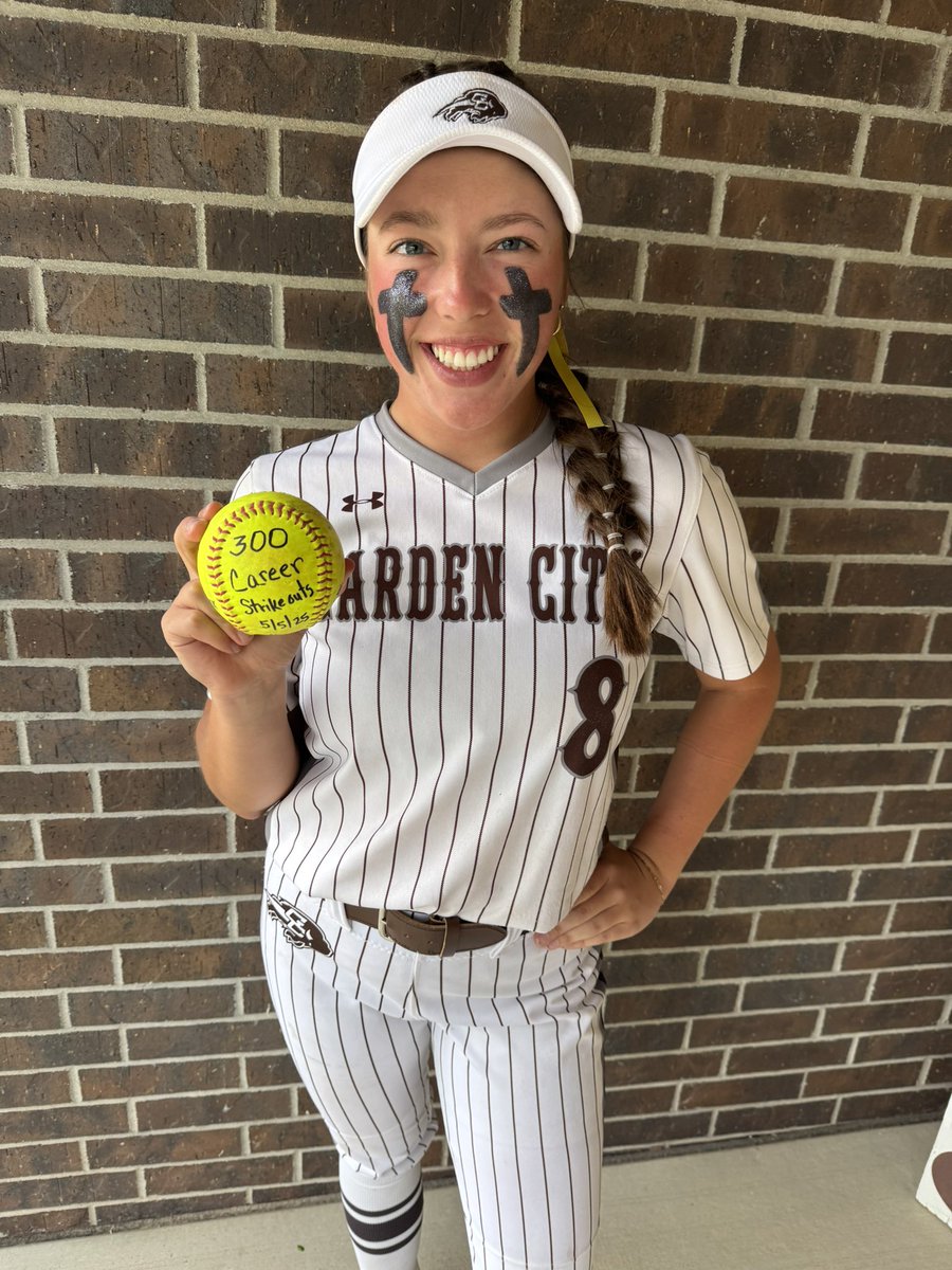 Couldn’t have asked for a more perfect senior night! Team 13, you will forever hold a special place in my heart!❤️🥹🥎🦬

-Passed my 300 career Strikout✅
-2 Team Wins✅
-5 IP, 12 K’s, 1 H ✅
-3 run bomb 💣✅
-The best teamates along side me in the field 🫶🏽✅