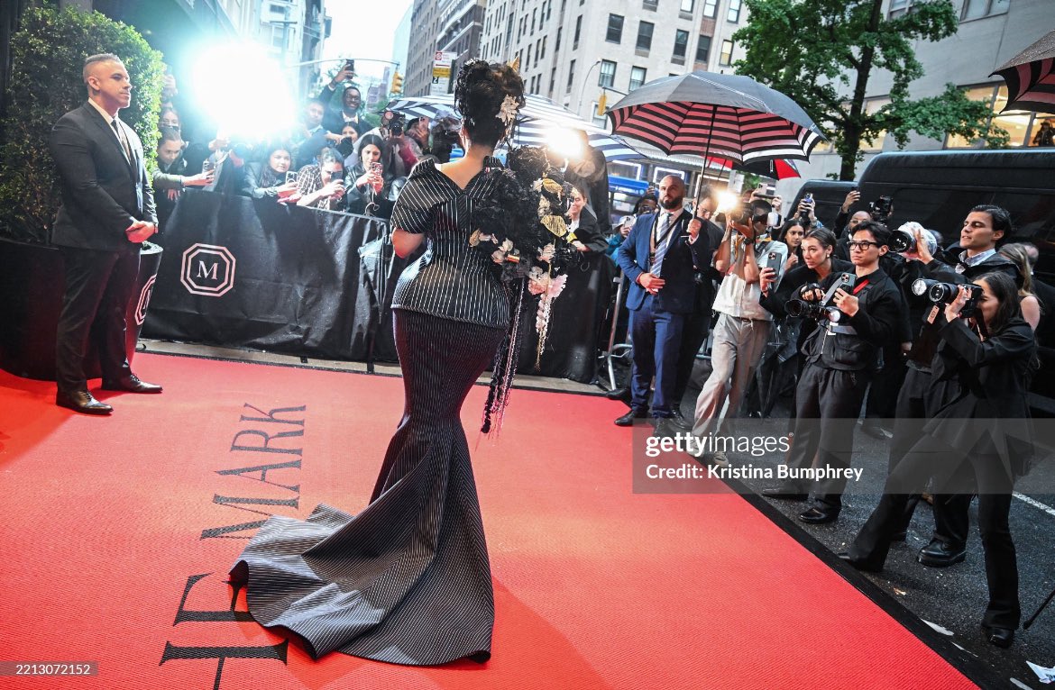 OnikaArchivess's tweet image. Wait... y&apos;all see her BODY CARD