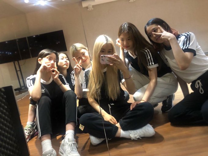 흐업……..ㅜ 데뷔초콤…….🥹