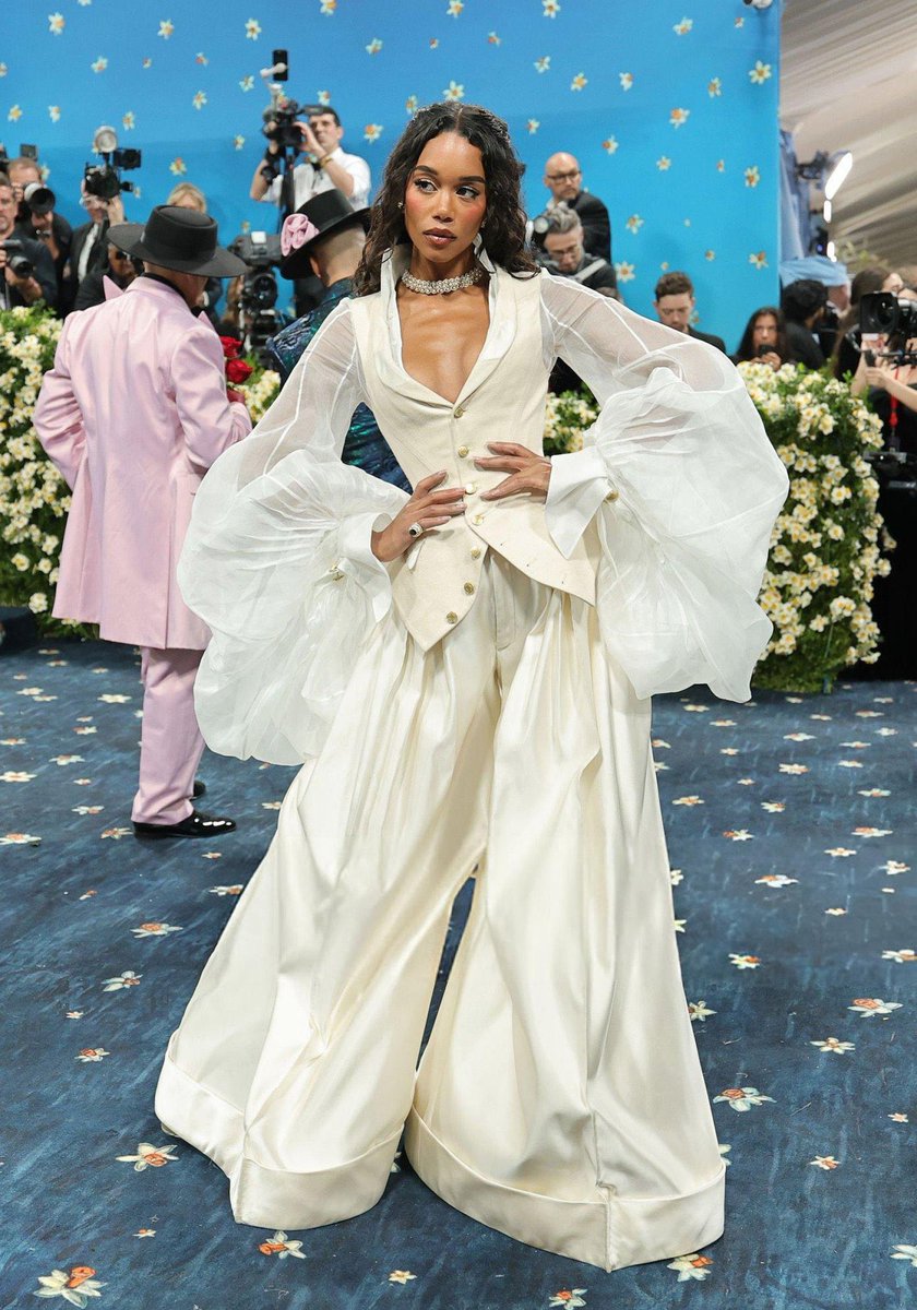 pradapearll's tweet photo. in love with her beauty omg https://t.co/8a9OHSUEEz