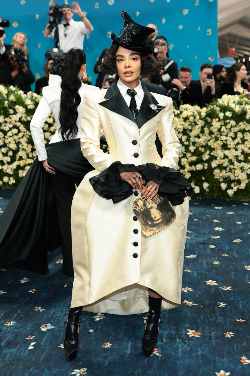 VibeMagazine's tweet photo. Angela Bassett, Tessa Thompson, and Regina King look beautiful while attending the 2025 Met Gala! #MetGala2025 

📸: Getty Images https://t.co/HfKxSLfBQX