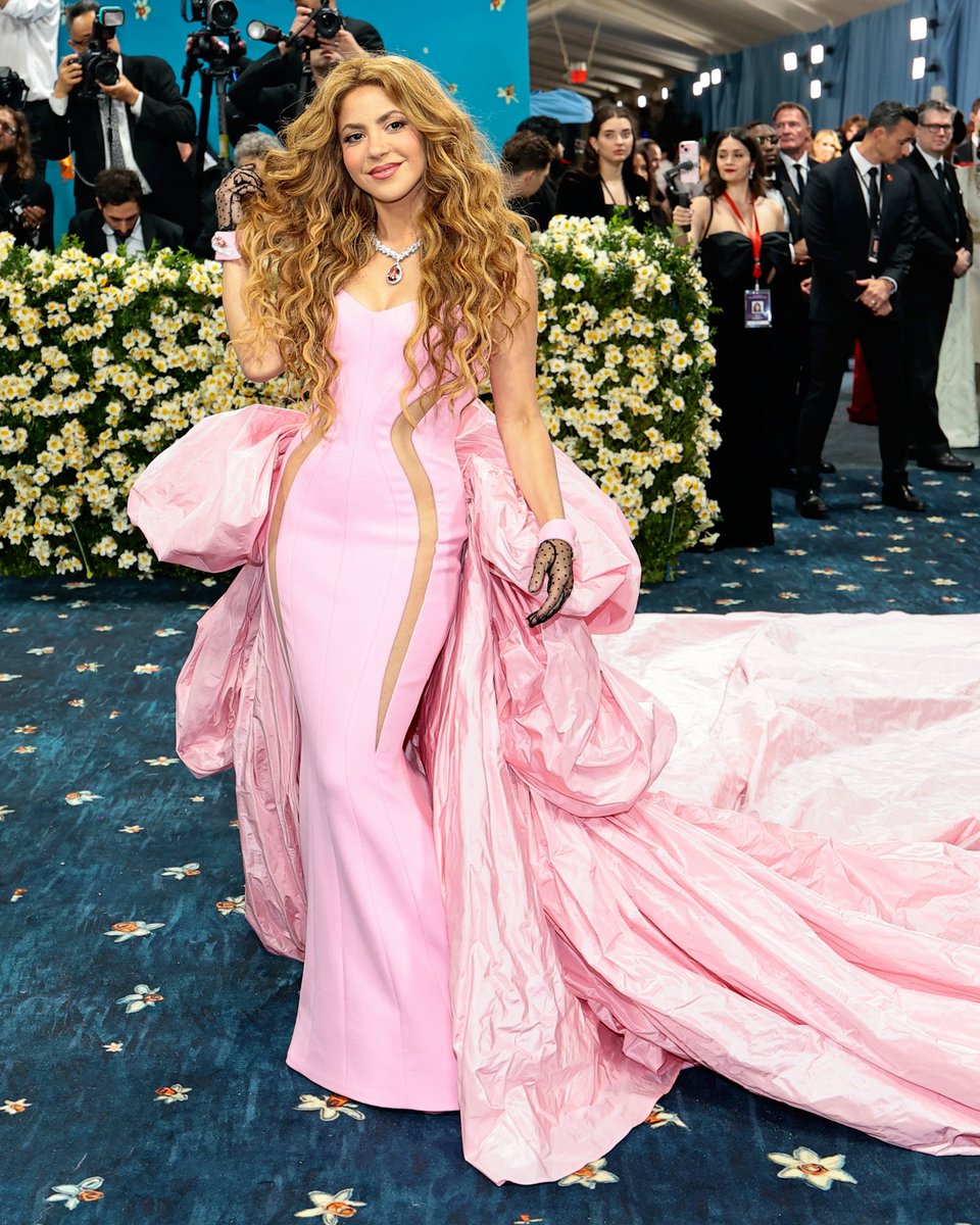 billboard's tweet photo. Shakira attends the #MetGala 

See more of the night's looks: https://t.co/NdCORIltZI… https://t.co/88UrZVOiv0