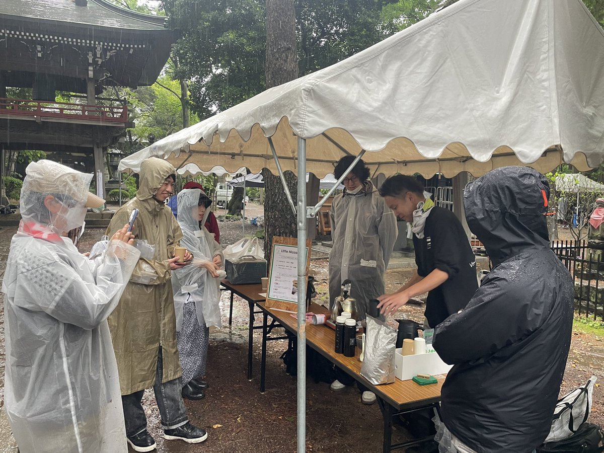 雨の中の撤収作業スタートしました。
Little Mozart Coffeeさんの粋な図らいで、珈琲を振る舞って頂いてます。

冷えたカラダにめちゃ温まる至極の珈琲

#珈琲参道