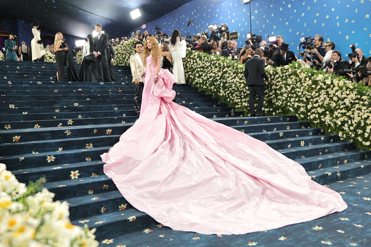 SHAKIRA! SHAKIRA! 🩷 #MetGala