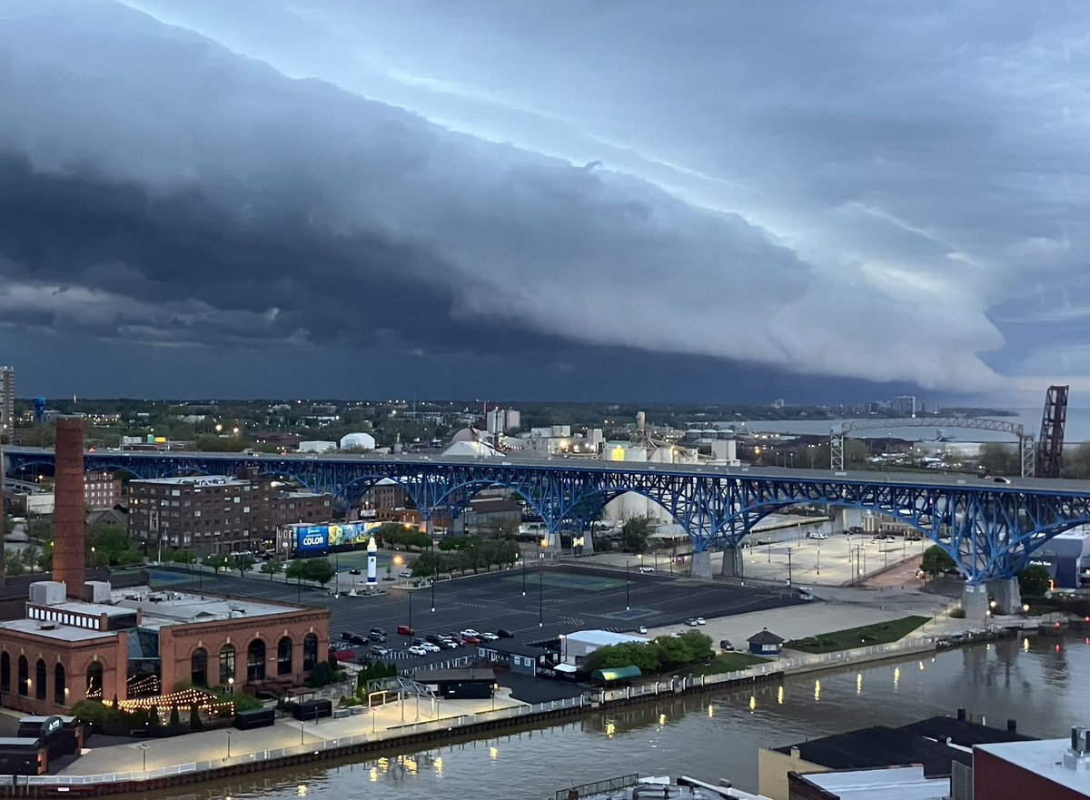 Massive shelf cloud moving from south to north, west of downtown 👀