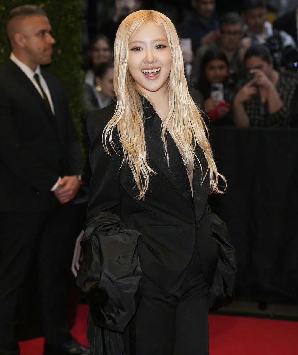ROSÉ AT MET GALA