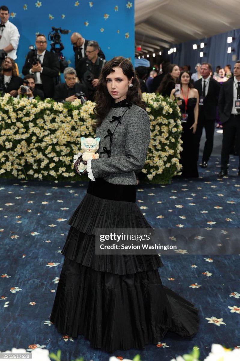 raspberhrriies's tweet photo. CLAIRO THIS LOOK OMG #MetGala https://t.co/J4EYm57j0k