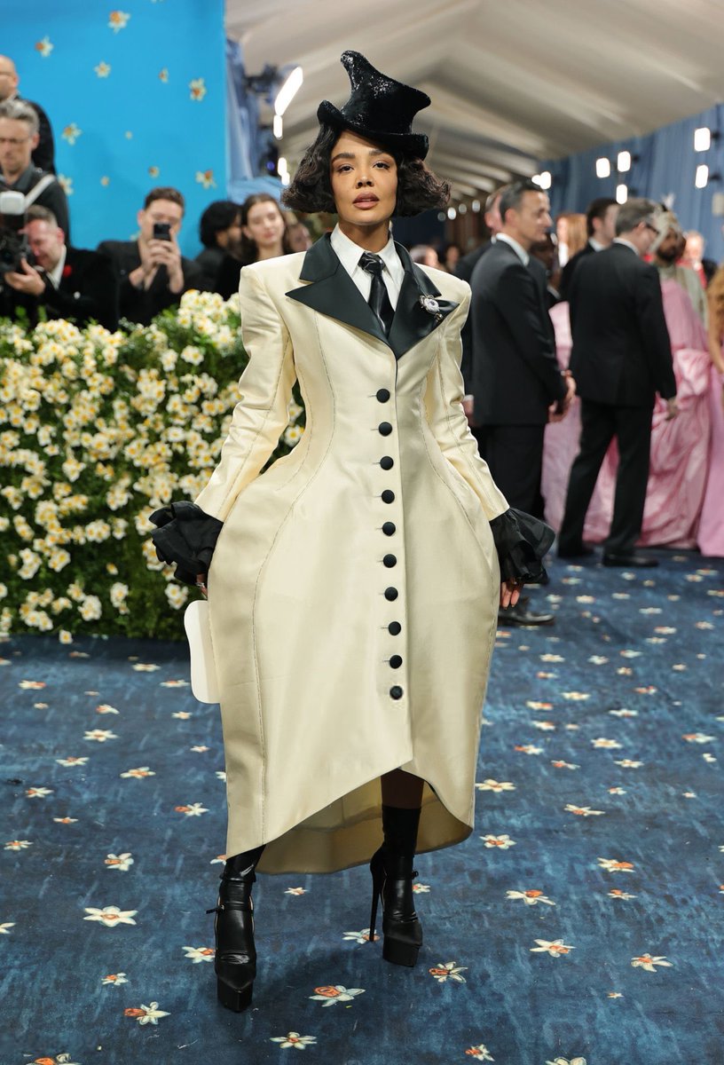 No surprise at all that Tessa Thompson knew what to do with this #MetGala theme 😁