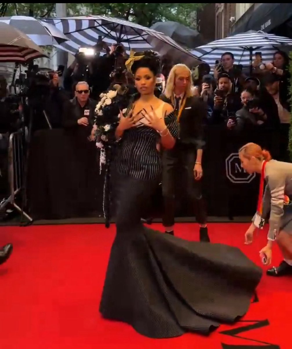 CarmellaBigBarb's tweet photo. The stylist For @NICKIMINAJ Look tonight at this year Met Gala was Law Roach ! #MetGal ! https://t.co/eCw3GPn70T