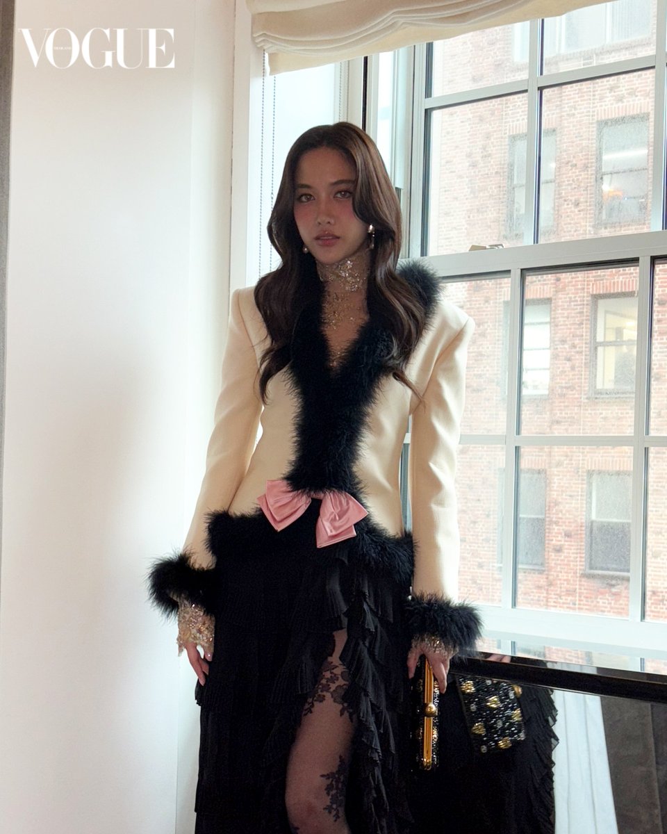 #VogueExclusive เผยโฉมโททัลลุคเต็มของ 'ฟรีน-สโรชา' <a href="/srchafreen/">P'freen (real)</a> สาวไทยอีกหนึ่งคนบนพรมแดง Met Gala 2025 ที่ได้รับเชิญให้ไปร่วมงานในฐานะแขกคนสำคัญของแบรนด์ <a href="/MaisonValentino/">Valentino</a> โดย Alessandro Michele ผู้อำนวยการฝ่ายสร้างสรรค์ กับชุดสูทเทเลอริ่งตัดต่อขนเฟอร์ ประดับโบว์
