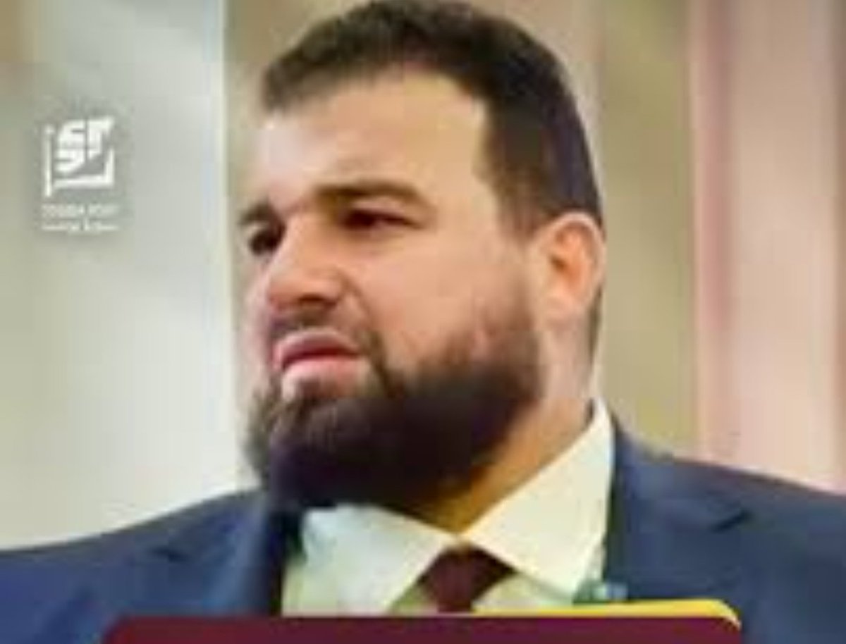 نظرة محافظ السويداء بعد ماشاف الرئيس والوزير يلعبوا كرة السلة
بيقلبوا عم يقول حابب حطكون مكان هالكرة على هالبلوة الي بليتونياها😂😂😂
#سوريا 
#السويداء 
#أحمد_الشرع