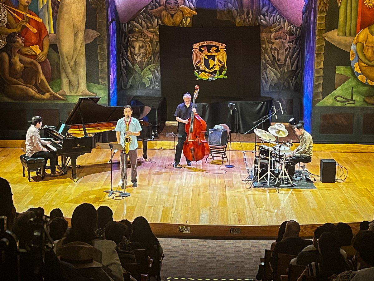 En el Anfiteatro Simón Bolívar se presenta la serie de conciertos Jazz en la UNAM, en esta ocasión Daniel Vadillo Trío presentó composiciones que establecen un diálogo entre el jazz contemporáneo, la música cubana, el bolero, el rock, el pop y la música brasileña.

Participaron: