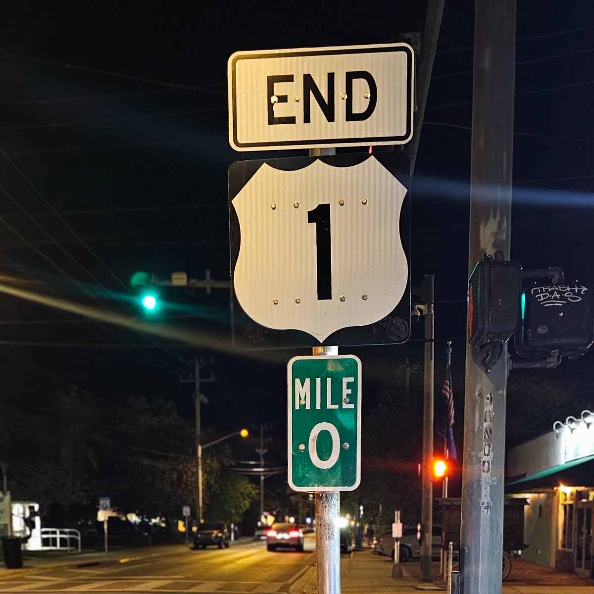 FlaKeysResorts's tweet image. Listen...

You&apos;re standing at Mile Marker 0.

The sun just dipped below the horizon.

And Duval Street is doing that magic thing where the neon starts to glow...

This right here? This is what we call a &quot;Choose Your Own Adventure&quot; moment in Key West.

Because you&apos;ve got options:…